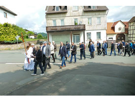 Bittprozession um den Kleinen Berg an Pfingstmontag (© Karl-Franz Thiede)